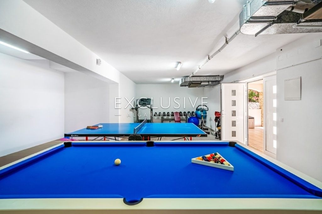Moderne Villa mit 4 Schlafzimmern, traditionellen portugiesischen Elementen, Pool und Meerblick zu v
