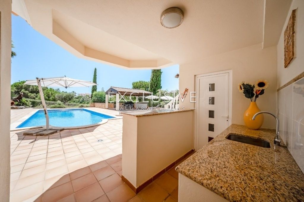 Moderne Villa mit 4 Schlafzimmern, traditionellen portugiesischen Elementen, Pool und Meerblick zu v