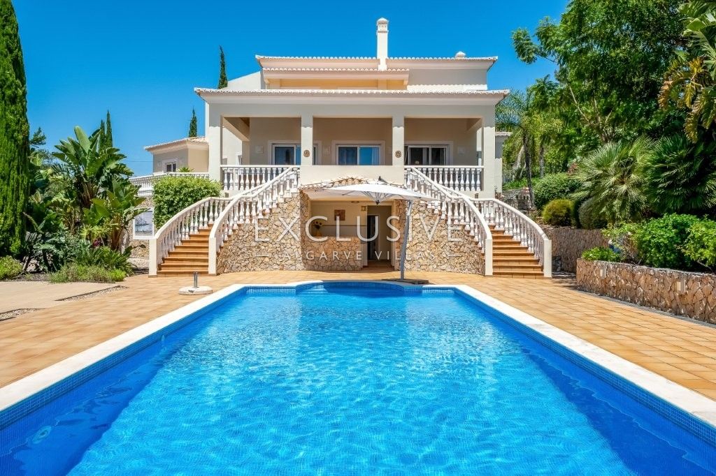 Moderne Villa mit 4 Schlafzimmern, traditionellen portugiesischen Elementen, Pool und Meerblick zu v