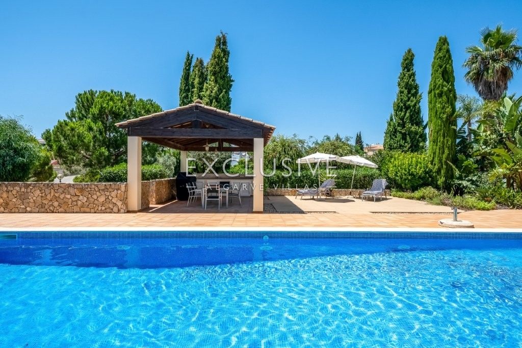 Moderne Villa mit 4 Schlafzimmern, traditionellen portugiesischen Elementen, Pool und Meerblick zu v