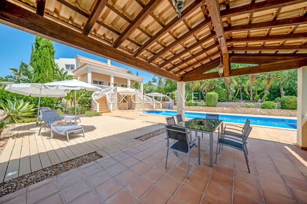 Moderne Villa mit 4 Schlafzimmern, traditionellen portugiesischen Elementen, Pool und Meerblick zu v