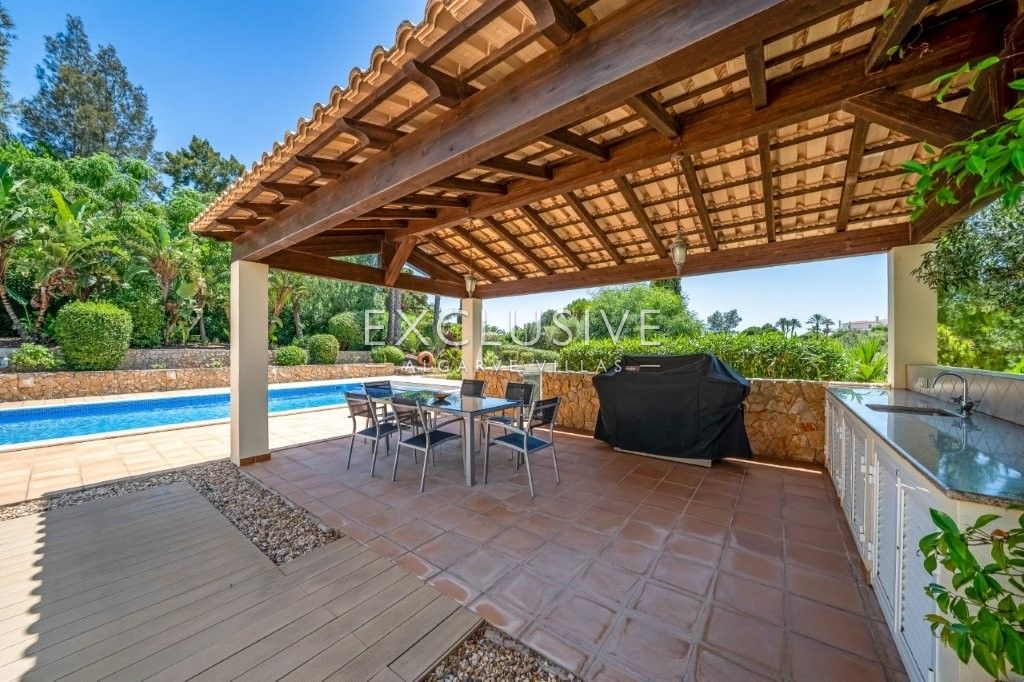 Moderne Villa mit 4 Schlafzimmern, traditionellen portugiesischen Elementen, Pool und Meerblick zu v