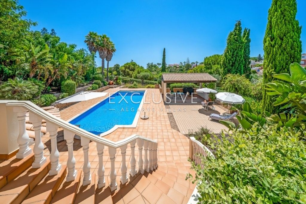 Moderne Villa mit 4 Schlafzimmern, traditionellen portugiesischen Elementen, Pool und Meerblick zu v