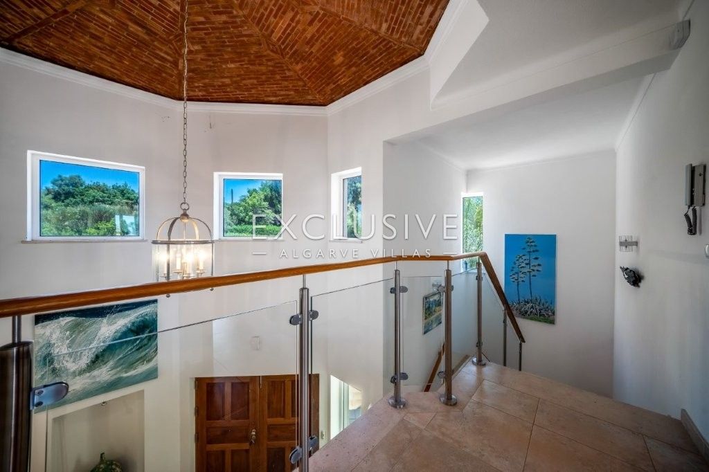 Moderne Villa mit 4 Schlafzimmern, traditionellen portugiesischen Elementen, Pool und Meerblick zu v