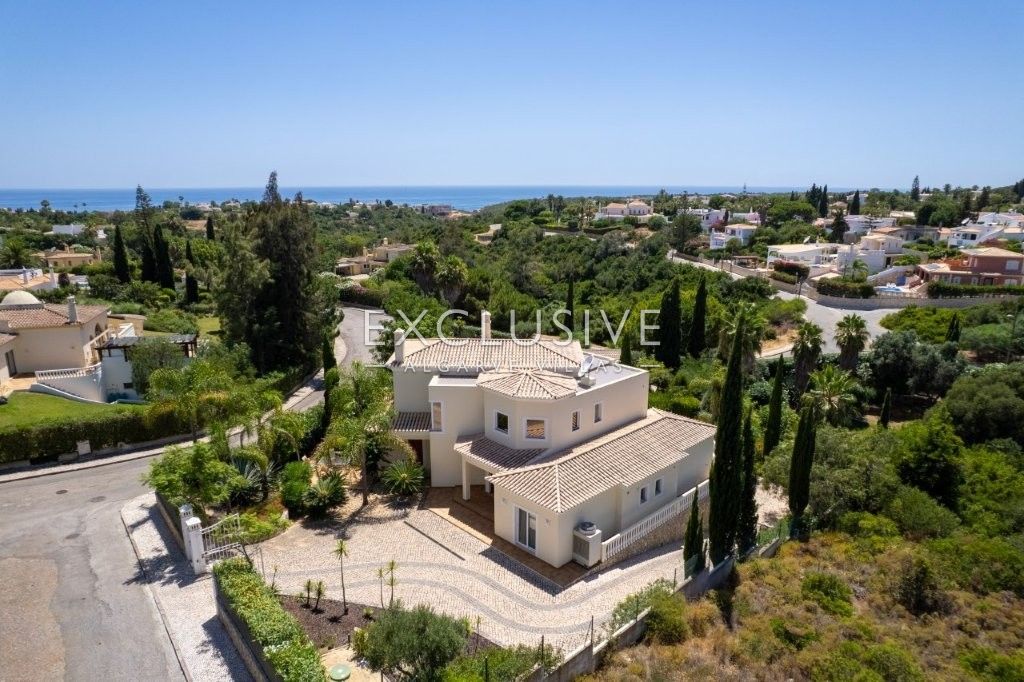 Moderne Villa mit 4 Schlafzimmern, traditionellen portugiesischen Elementen, Pool und Meerblick zu v
