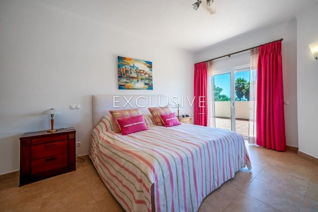 Moderne Villa mit 4 Schlafzimmern, traditionellen portugiesischen Elementen, Pool und Meerblick zu v
