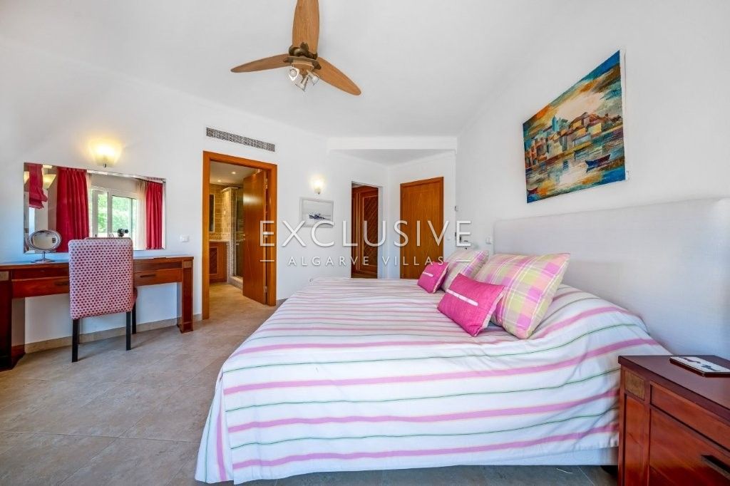 Moderne Villa mit 4 Schlafzimmern, traditionellen portugiesischen Elementen, Pool und Meerblick zu v