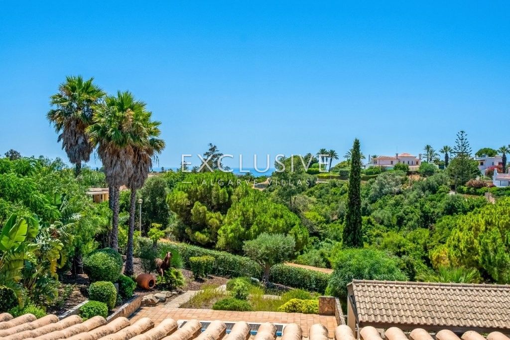 Moderne Villa mit 4 Schlafzimmern, traditionellen portugiesischen Elementen, Pool und Meerblick zu v