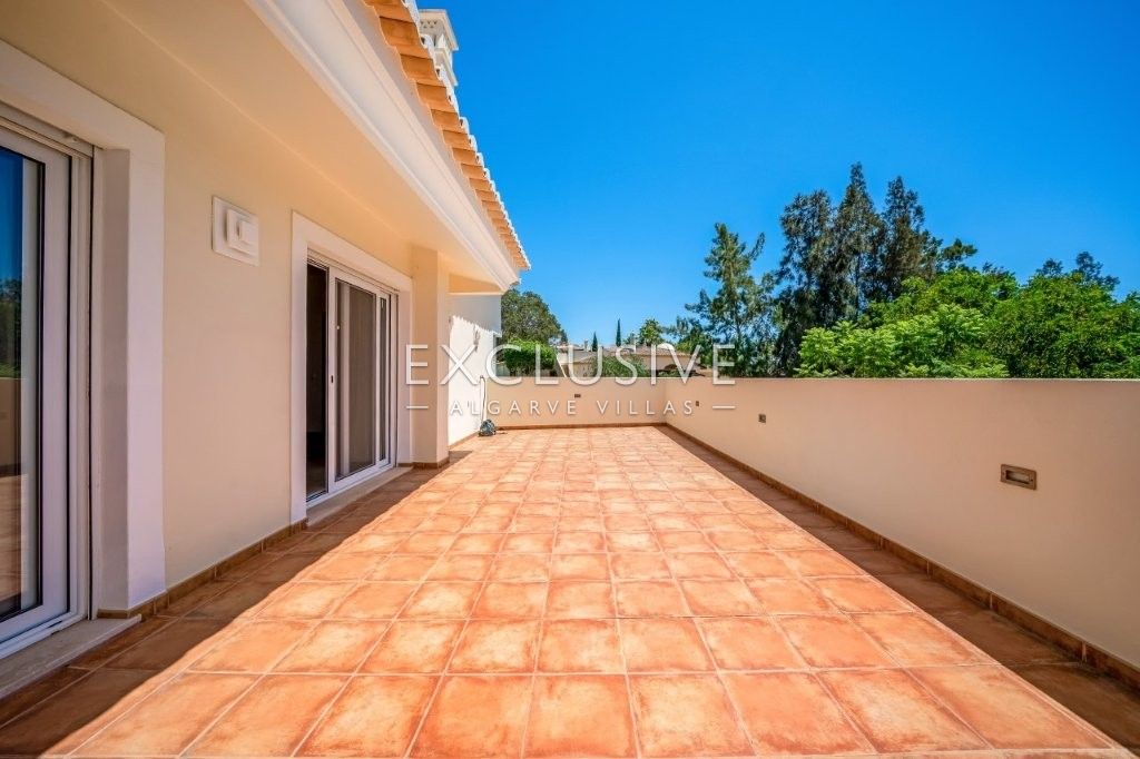 Moderne Villa mit 4 Schlafzimmern, traditionellen portugiesischen Elementen, Pool und Meerblick zu v