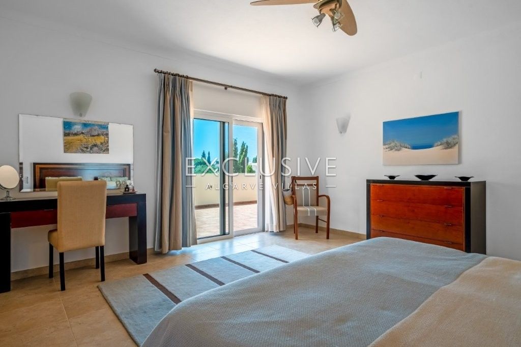 Moderne Villa mit 4 Schlafzimmern, traditionellen portugiesischen Elementen, Pool und Meerblick zu v