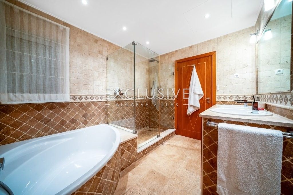 Moderne Villa mit 4 Schlafzimmern, traditionellen portugiesischen Elementen, Pool und Meerblick zu v