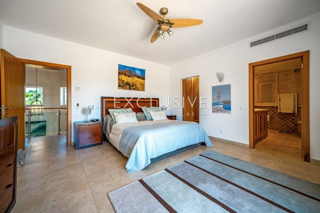 Moderne Villa mit 4 Schlafzimmern, traditionellen portugiesischen Elementen, Pool und Meerblick zu v