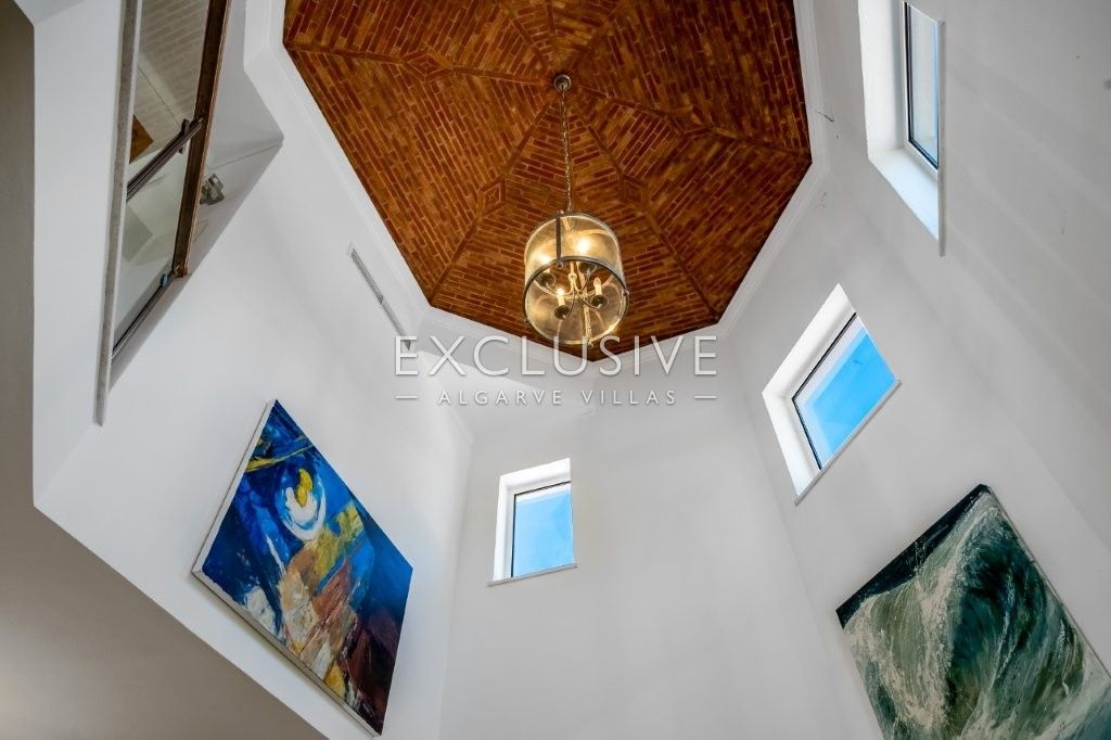 Moderne Villa mit 4 Schlafzimmern, traditionellen portugiesischen Elementen, Pool und Meerblick zu v