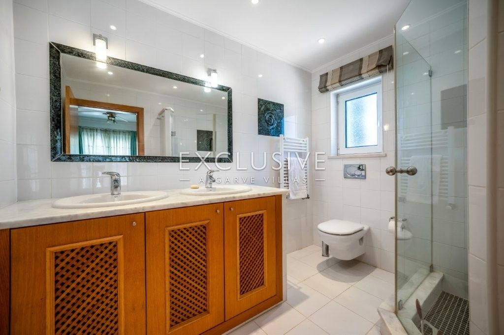 Moderne Villa mit 4 Schlafzimmern, traditionellen portugiesischen Elementen, Pool und Meerblick zu v