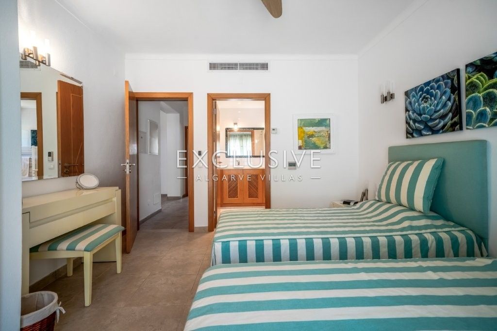 Moderne Villa mit 4 Schlafzimmern, traditionellen portugiesischen Elementen, Pool und Meerblick zu v