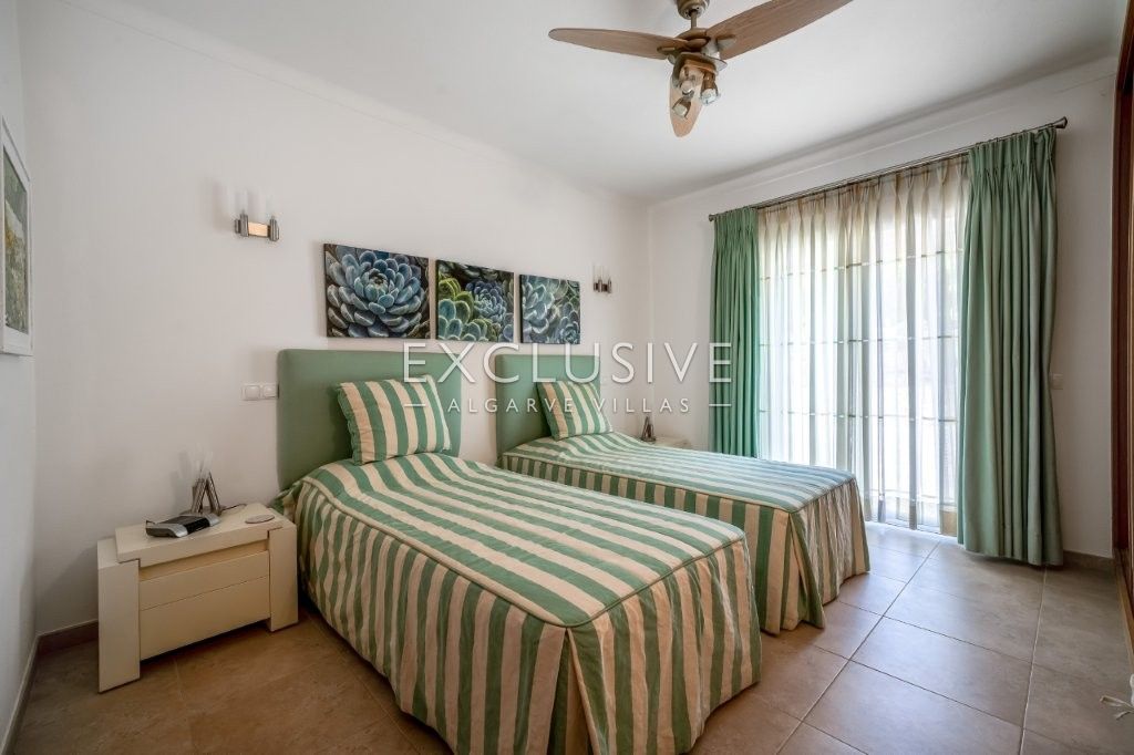 Moderne Villa mit 4 Schlafzimmern, traditionellen portugiesischen Elementen, Pool und Meerblick zu v