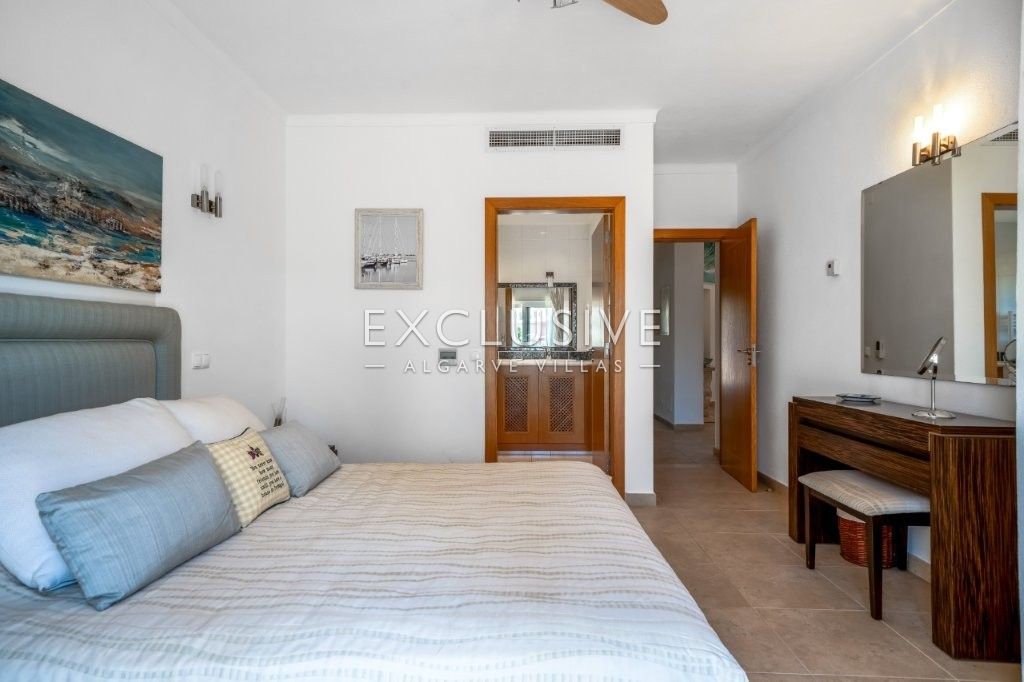 Moderne Villa mit 4 Schlafzimmern, traditionellen portugiesischen Elementen, Pool und Meerblick zu v