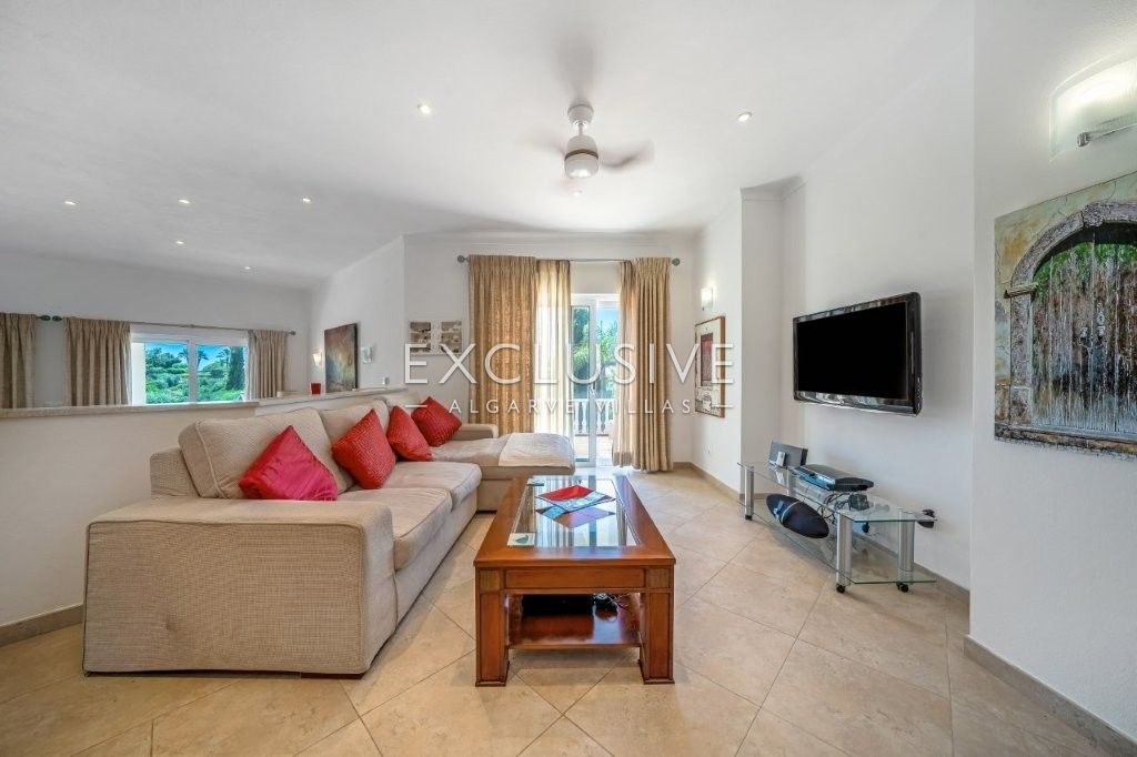 Moderne Villa mit 4 Schlafzimmern, traditionellen portugiesischen Elementen, Pool und Meerblick zu v