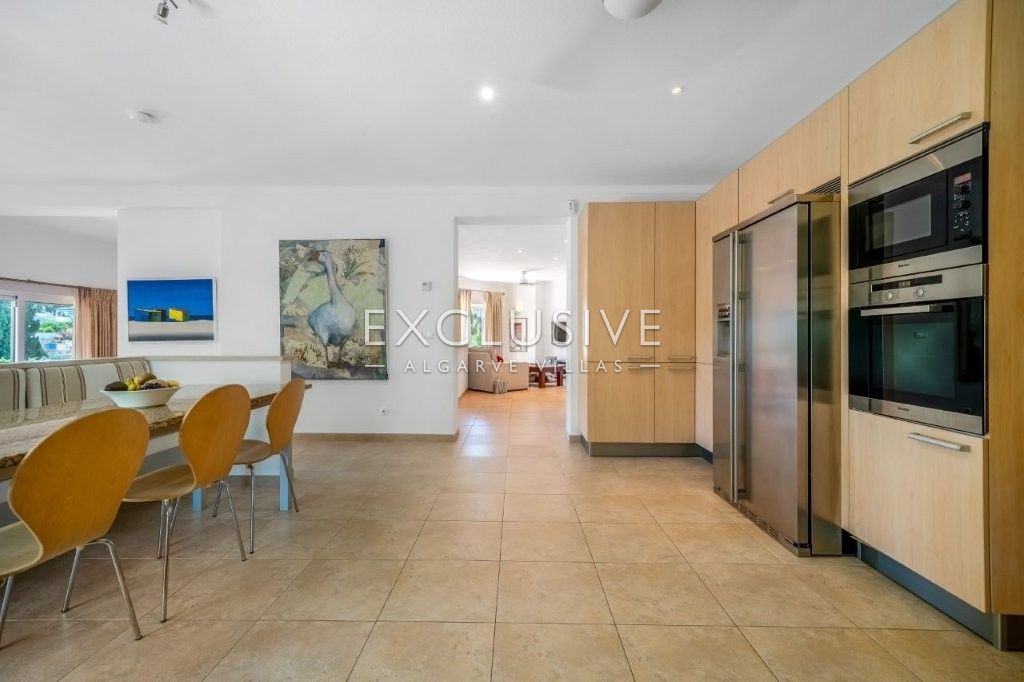 Moderne Villa mit 4 Schlafzimmern, traditionellen portugiesischen Elementen, Pool und Meerblick zu v