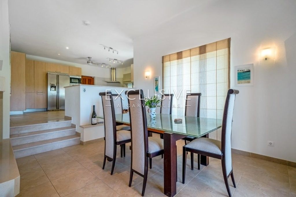Moderne Villa mit 4 Schlafzimmern, traditionellen portugiesischen Elementen, Pool und Meerblick zu v
