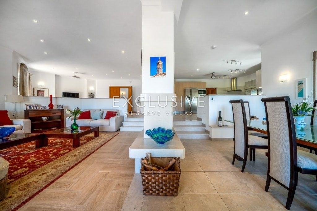 Moderne Villa mit 4 Schlafzimmern, traditionellen portugiesischen Elementen, Pool und Meerblick zu v