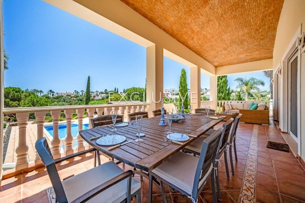 Moderne Villa mit 4 Schlafzimmern, traditionellen portugiesischen Elementen, Pool und Meerblick zu v