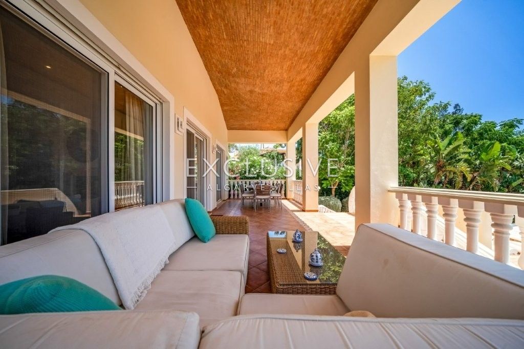 Moderne Villa mit 4 Schlafzimmern, traditionellen portugiesischen Elementen, Pool und Meerblick zu v