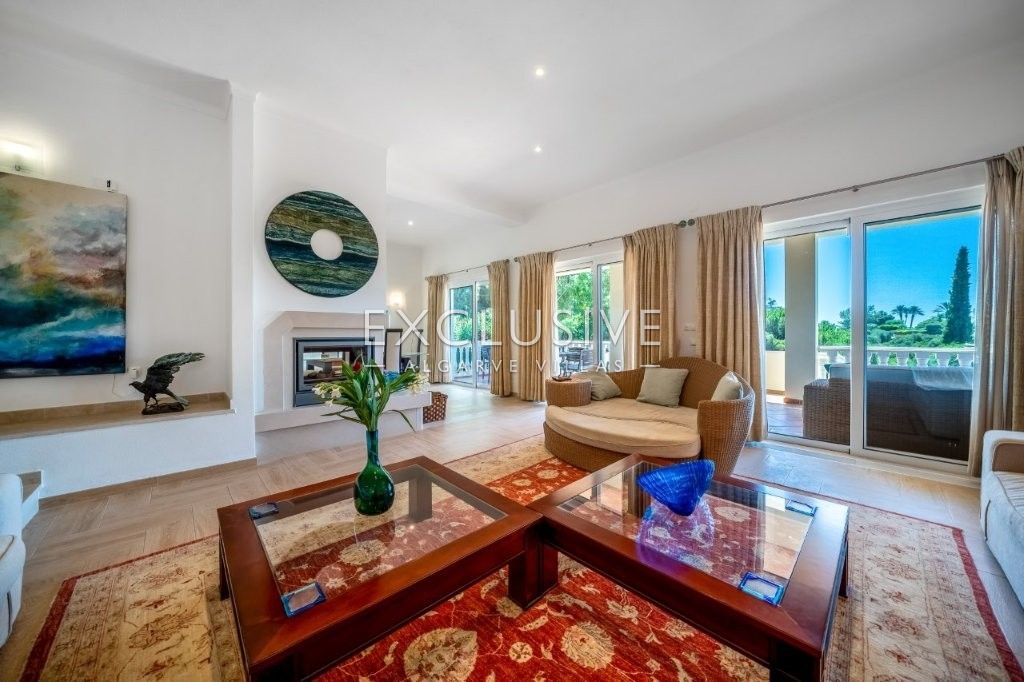 Moderne Villa mit 4 Schlafzimmern, traditionellen portugiesischen Elementen, Pool und Meerblick zu v