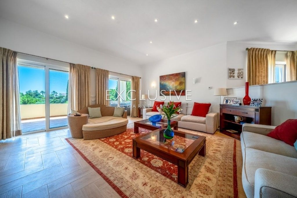 Moderne Villa mit 4 Schlafzimmern, traditionellen portugiesischen Elementen, Pool und Meerblick zu v