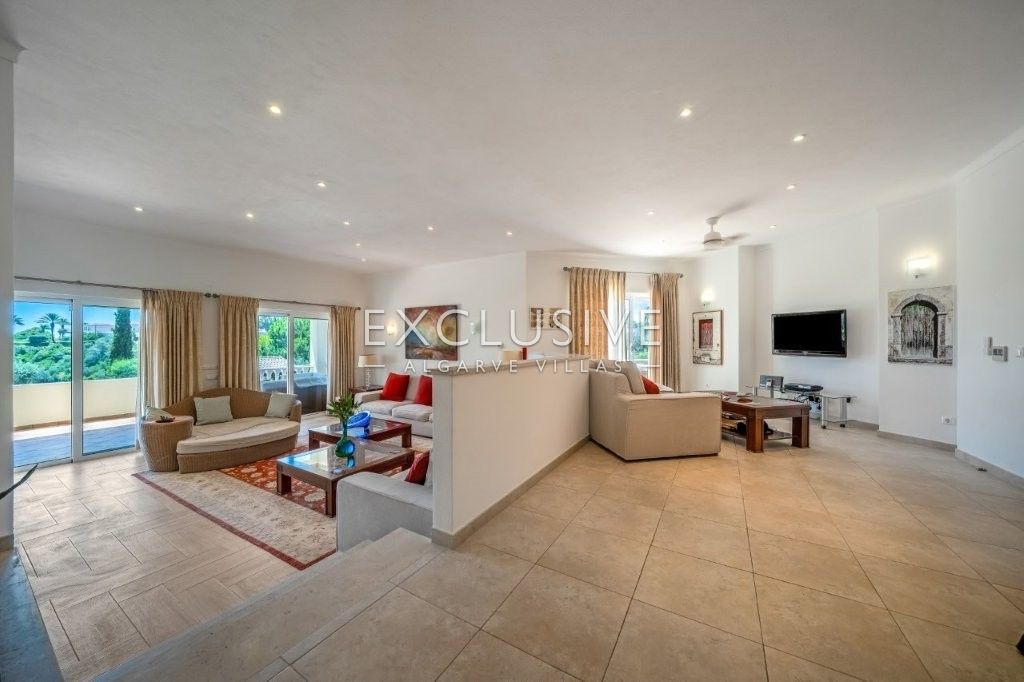 Moderne Villa mit 4 Schlafzimmern, traditionellen portugiesischen Elementen, Pool und Meerblick zu v