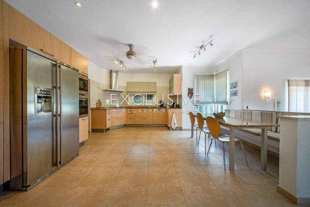 Moderne Villa mit 4 Schlafzimmern, traditionellen portugiesischen Elementen, Pool und Meerblick zu v