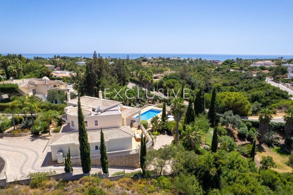 Moderne Villa mit 4 Schlafzimmern, traditionellen portugiesischen Elementen, Pool und Meerblick zu v