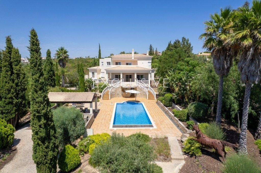Moderne Villa mit 4 Schlafzimmern, traditionellen portugiesischen Elementen, Pool und Meerblick zu v