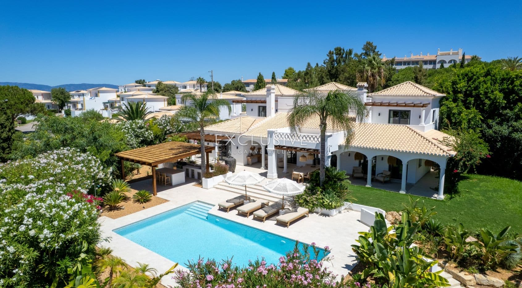 Luxuriös renovierte Villa mit 4 Schlafzimmern und Pool in Carvoeiro an der Algarve-1