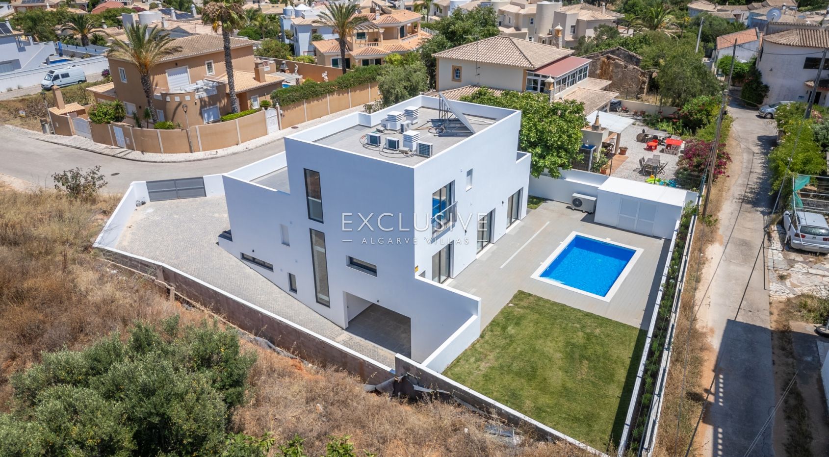 Moderne Villa mit 3+1 Schlafzimmern, Pool und Garten in Lagos an der Algarve