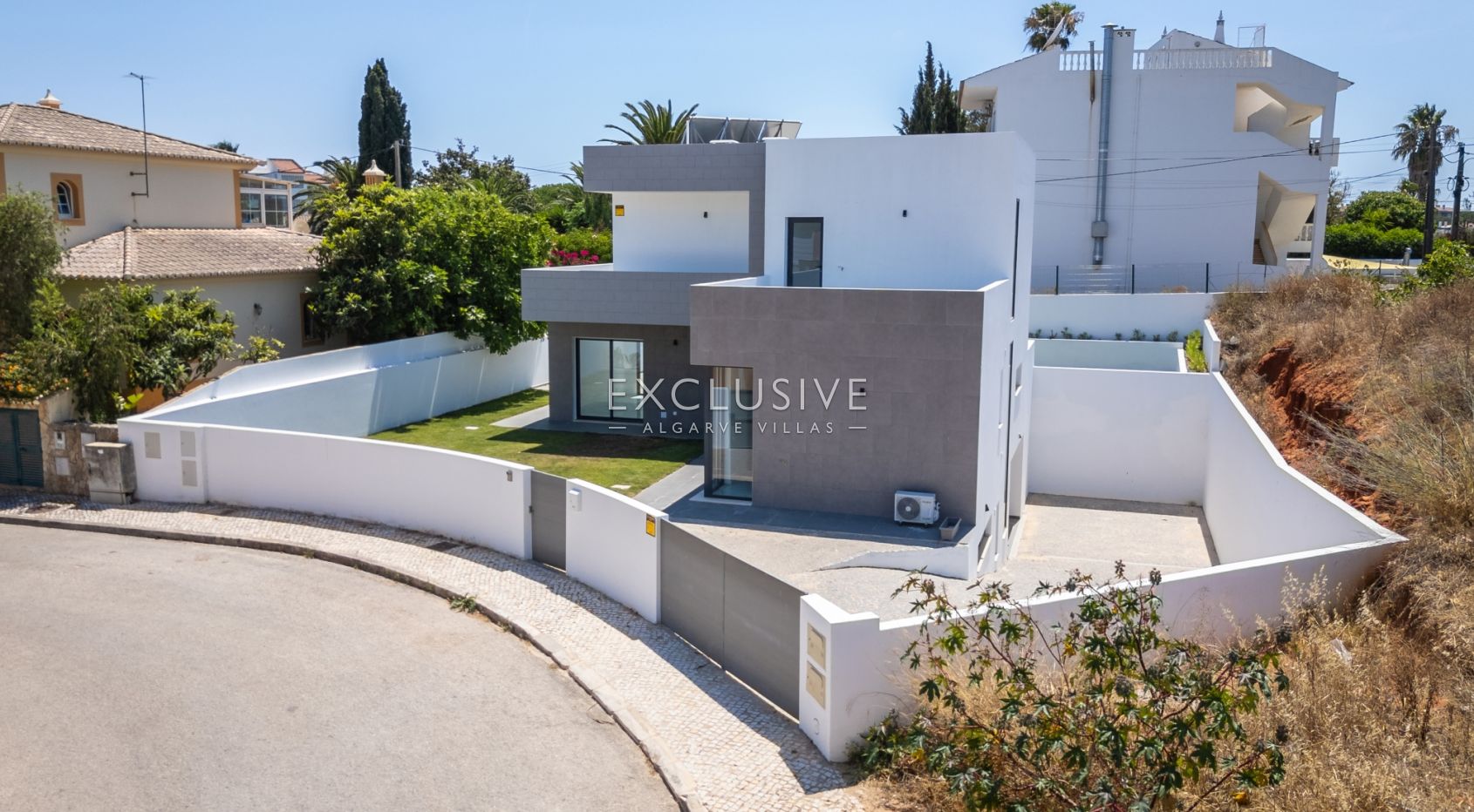 Moderne Villa mit 3+1 Schlafzimmern, Pool und Garten in Lagos an der Algarve