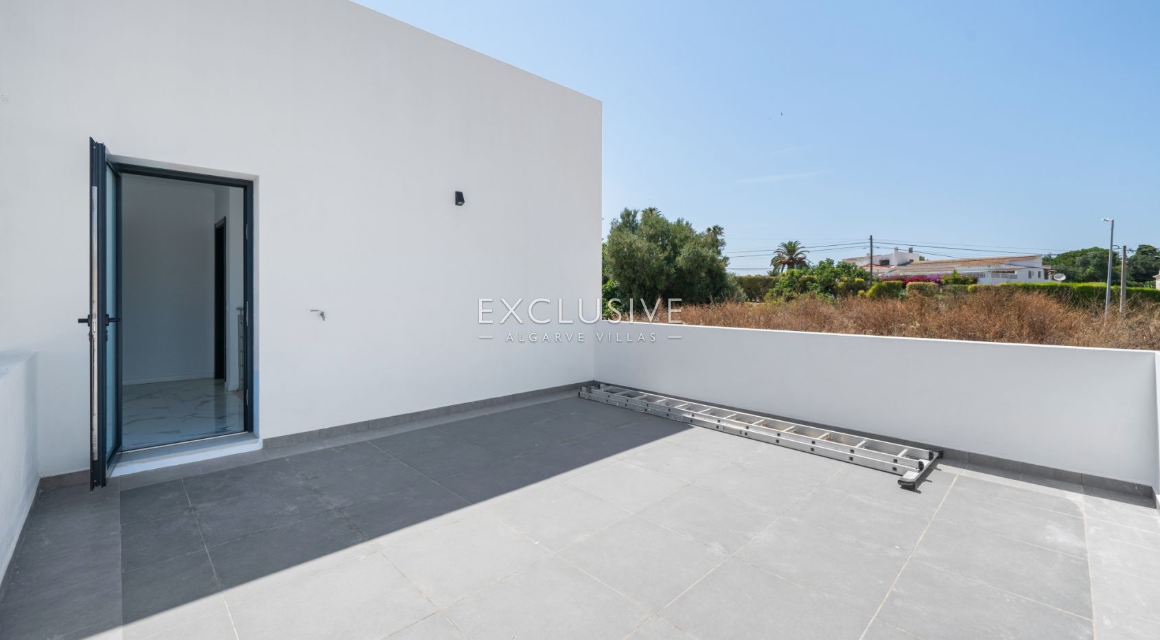 Moderne Villa mit 3+1 Schlafzimmern, Pool und Garten in Lagos an der Algarve