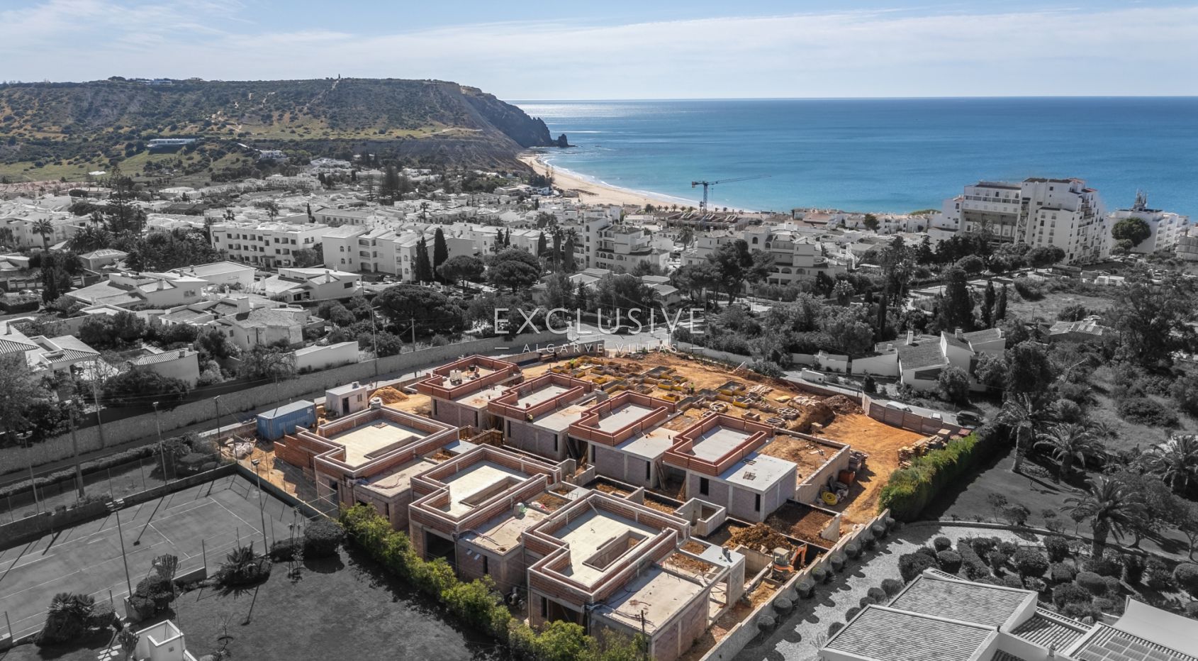 Brandneue einstöckige Häuser mit Pool und Garten in Praia da Luz an der Westalgarve
