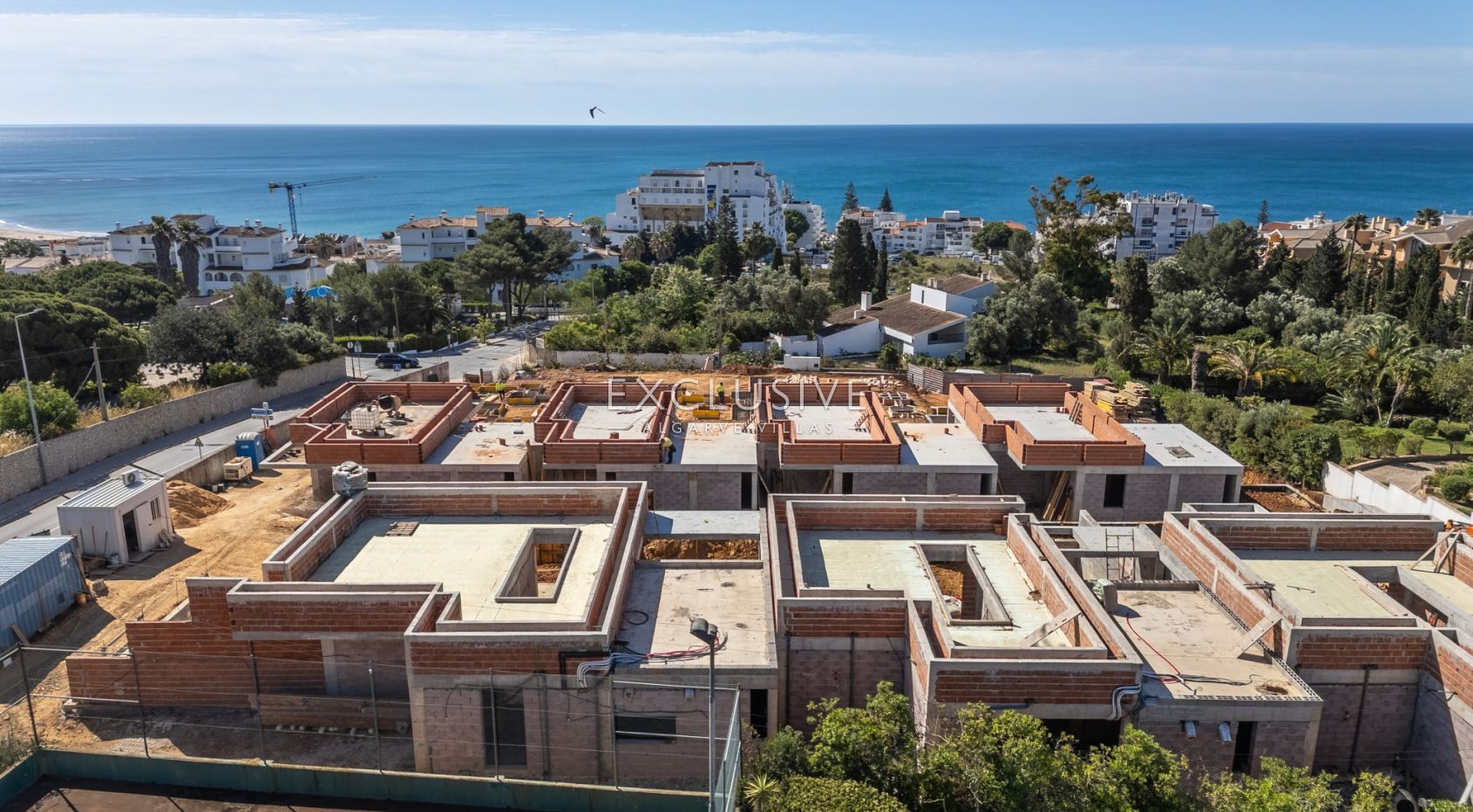 Brandneue einstöckige Häuser mit Pool und Garten in Praia da Luz an der Westalgarve