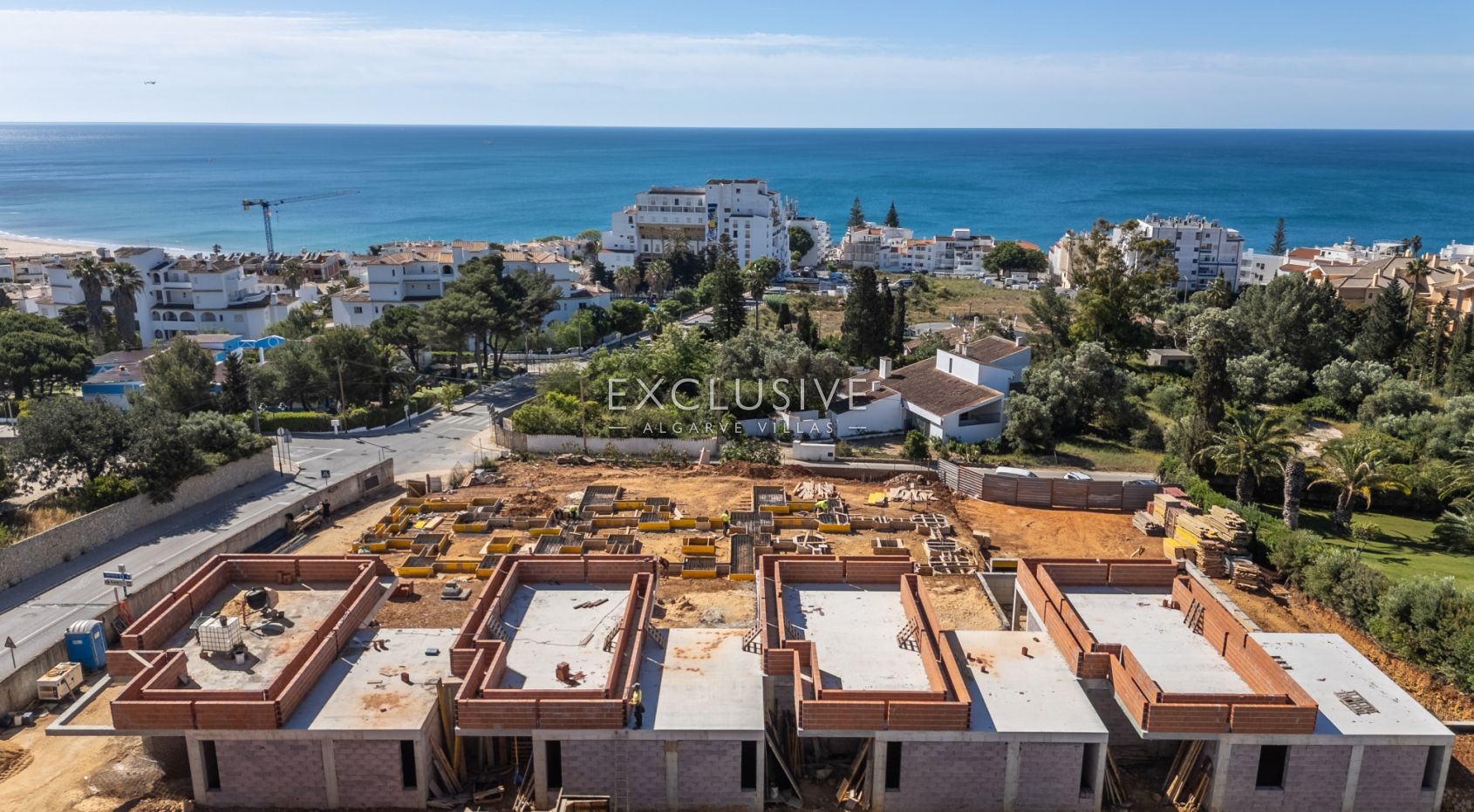 Brandneue einstöckige Häuser mit Pool und Garten in Praia da Luz an der Westalgarve
