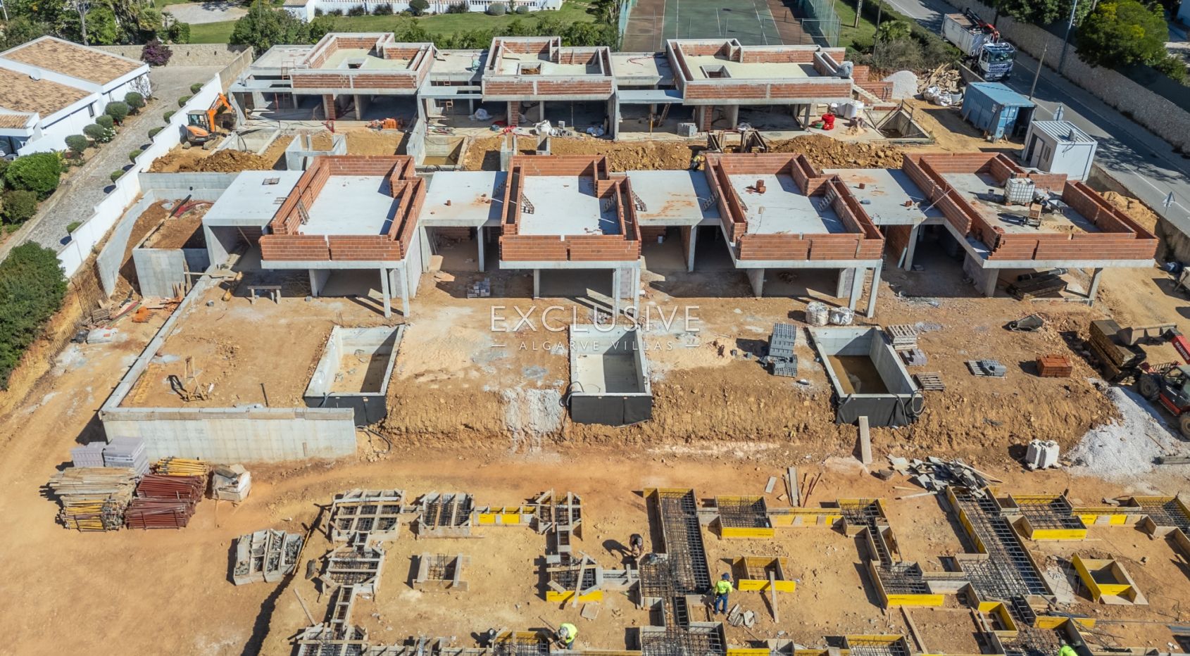 Brandneue einstöckige Häuser mit Pool und Garten in Praia da Luz an der Westalgarve