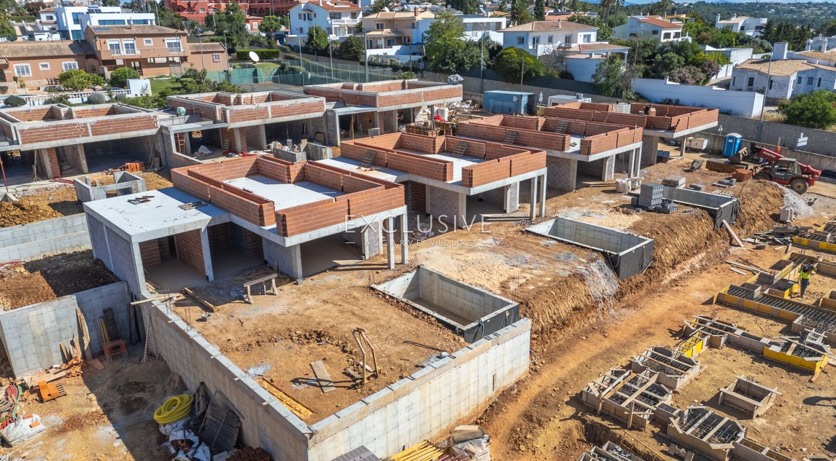 Brandneue einstöckige Häuser mit Pool und Garten in Praia da Luz an der Westalgarve