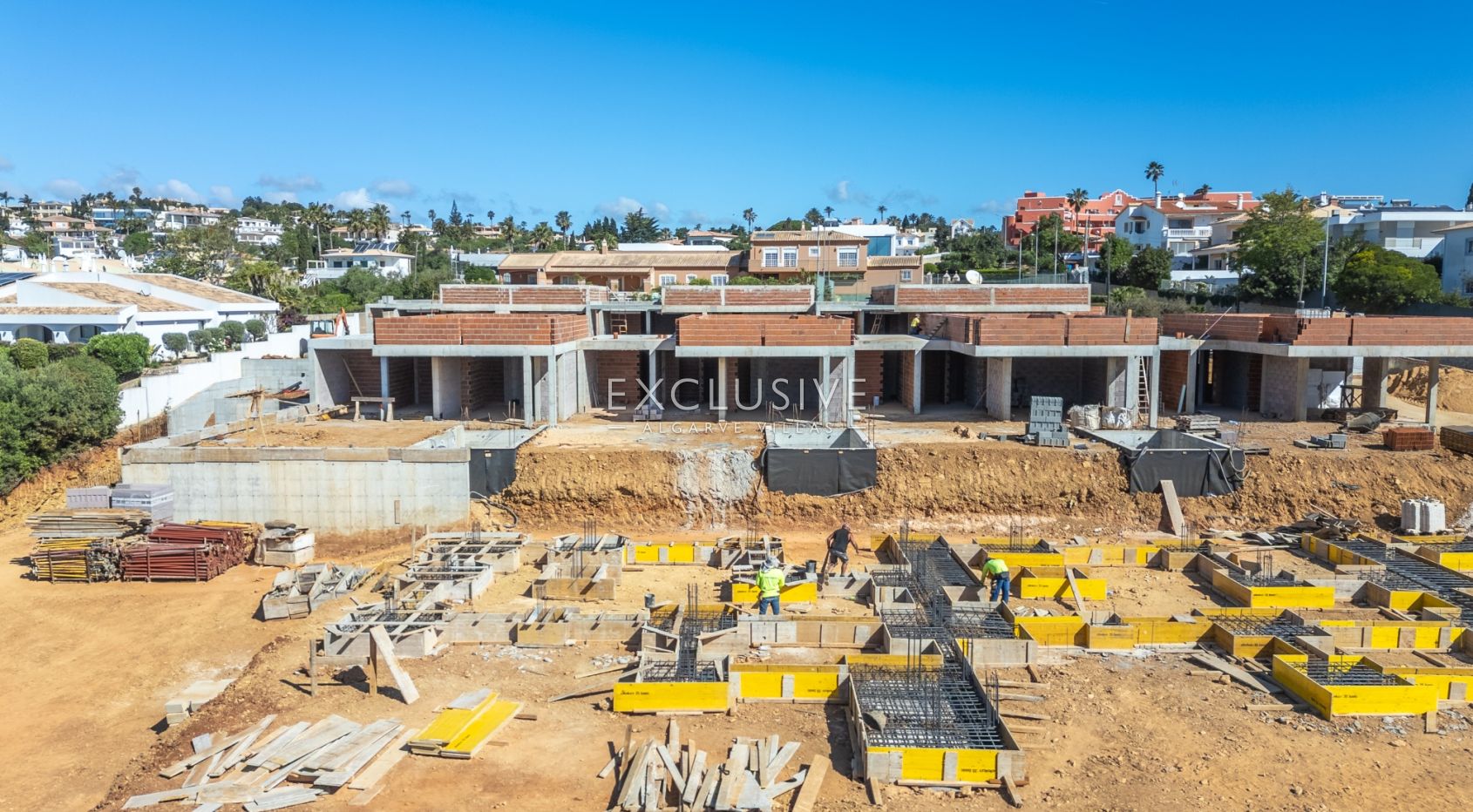 Brandneue einstöckige Häuser mit Pool und Garten in Praia da Luz an der Westalgarve