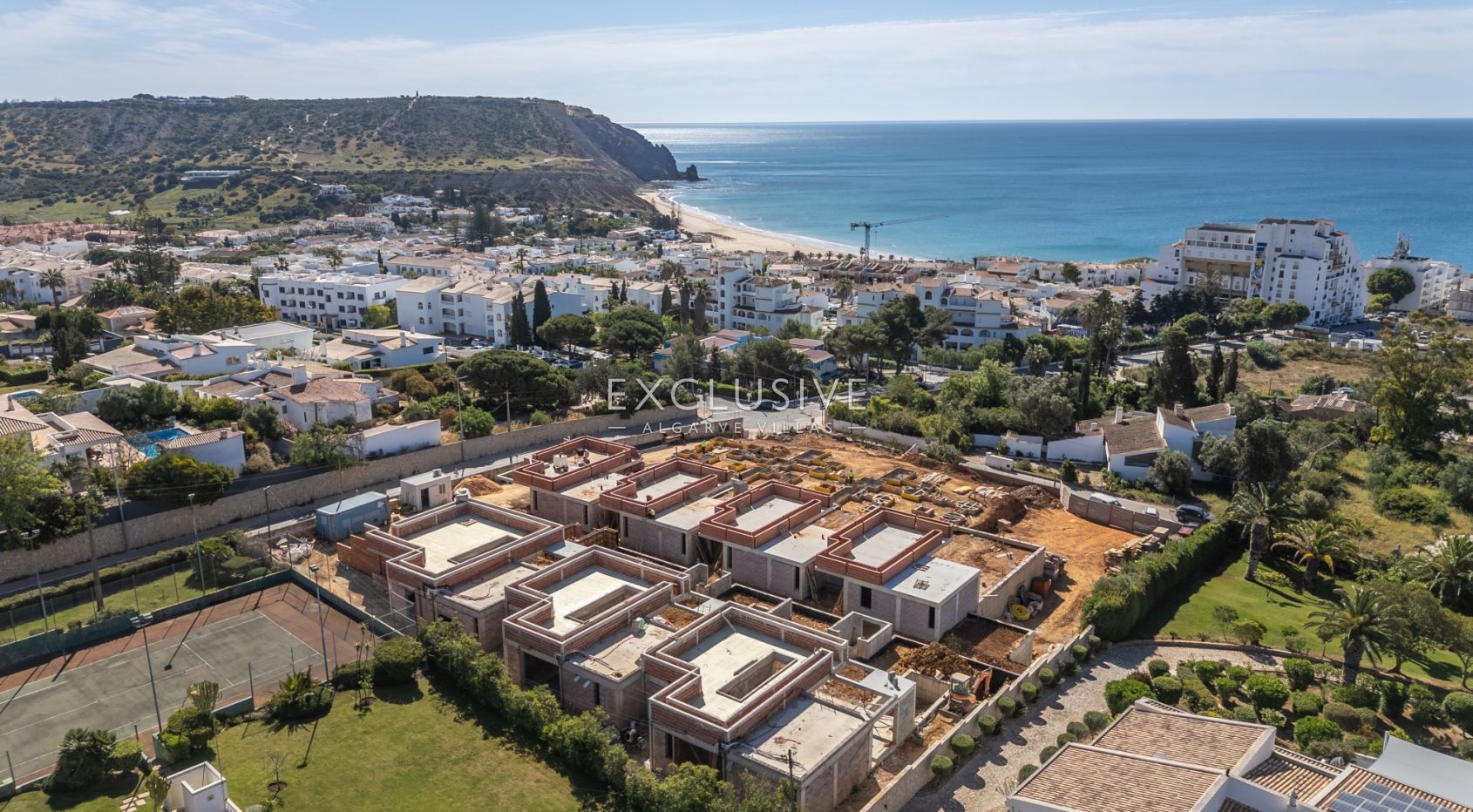 Brandneue einstöckige Häuser mit Pool und Garten in Praia da Luz an der Westalgarve