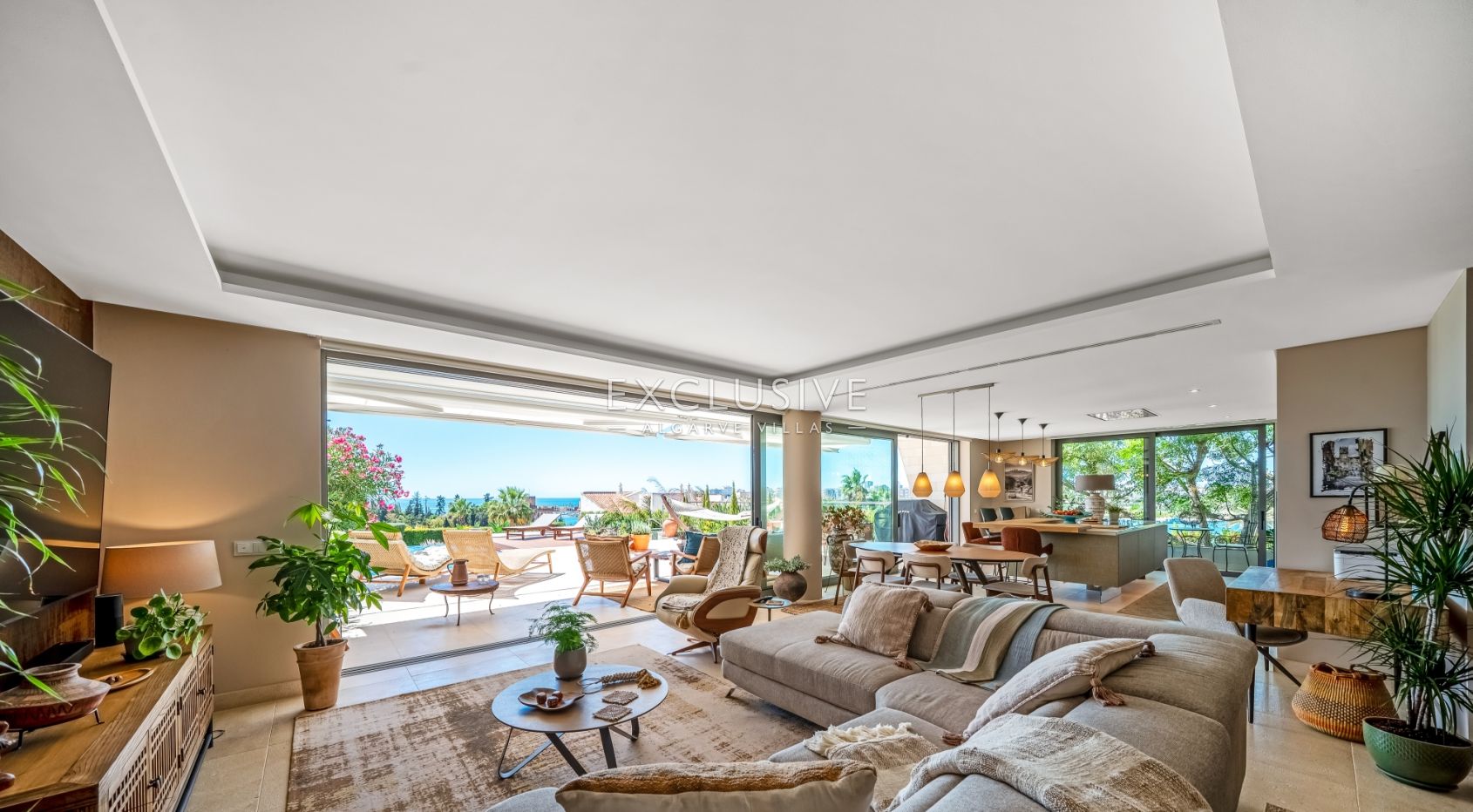Luxury 3 bedroom seaview apartment with private pool near Ferragudo beach