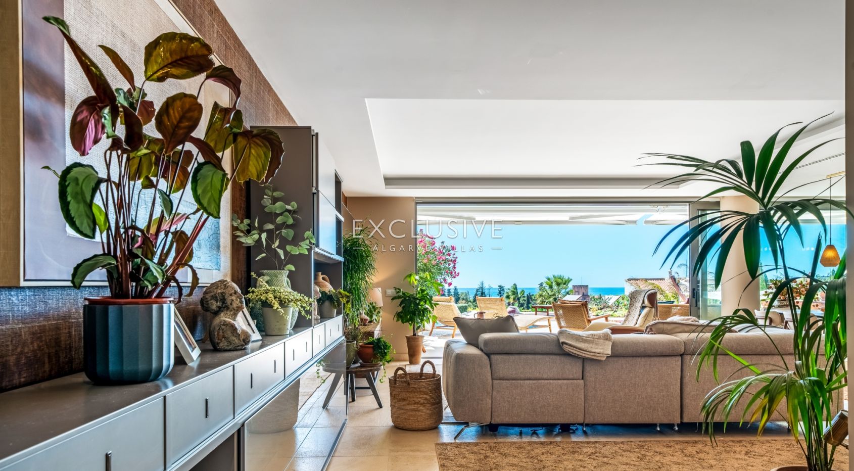 Luxury 3 bedroom seaview apartment with private pool near Ferragudo beach