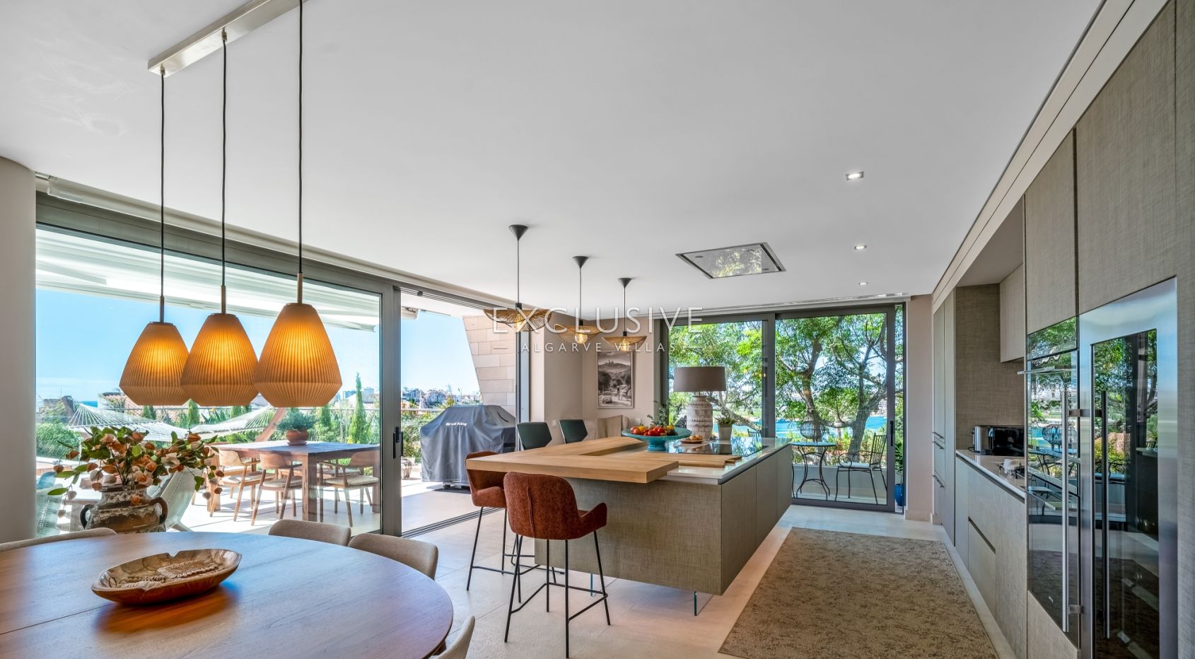 Luxury 3 bedroom seaview apartment with private pool near Ferragudo beach