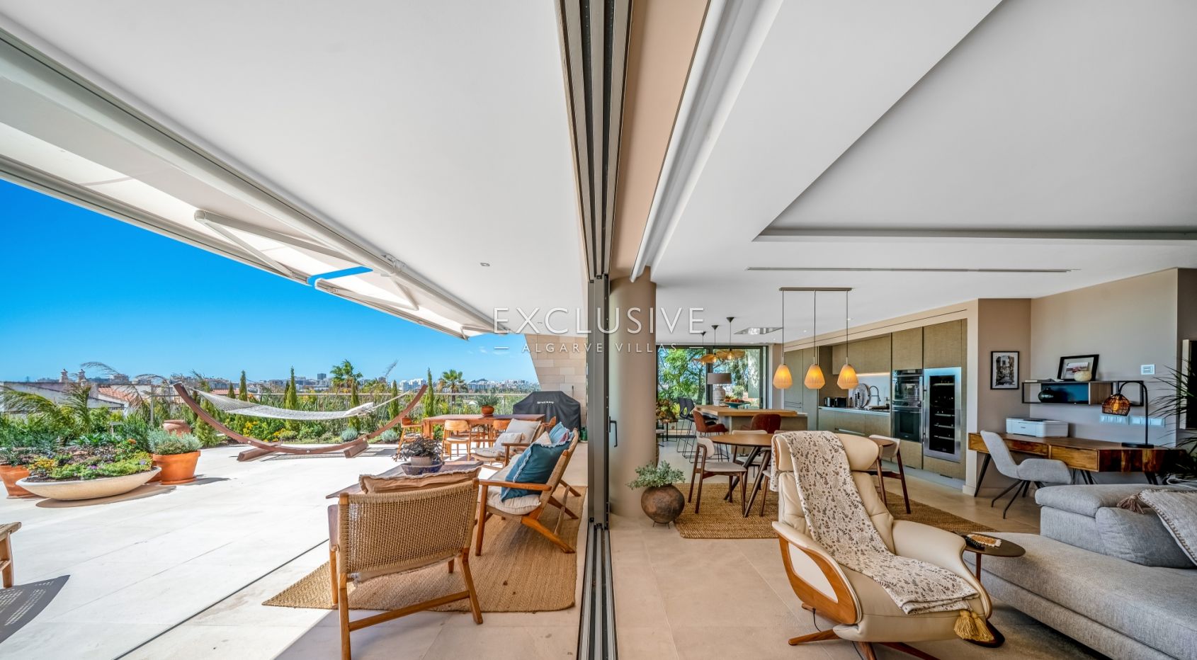 Luxury 3 bedroom seaview apartment with private pool near Ferragudo beach