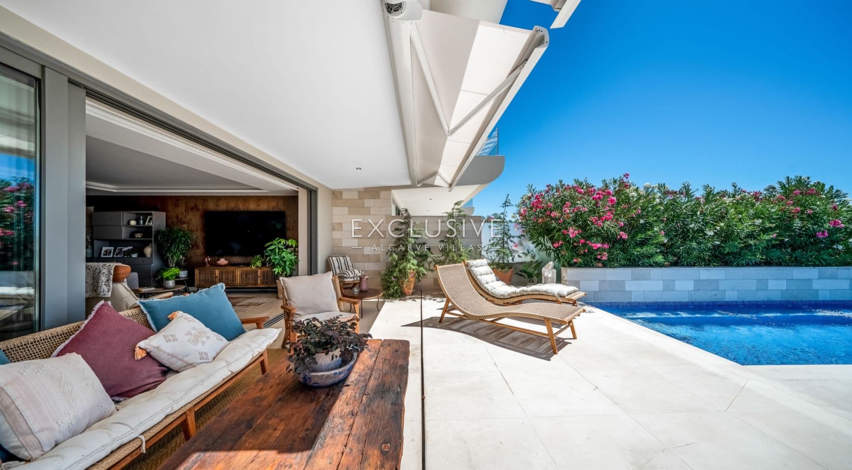 Luxury 3 bedroom seaview apartment with private pool near Ferragudo beach