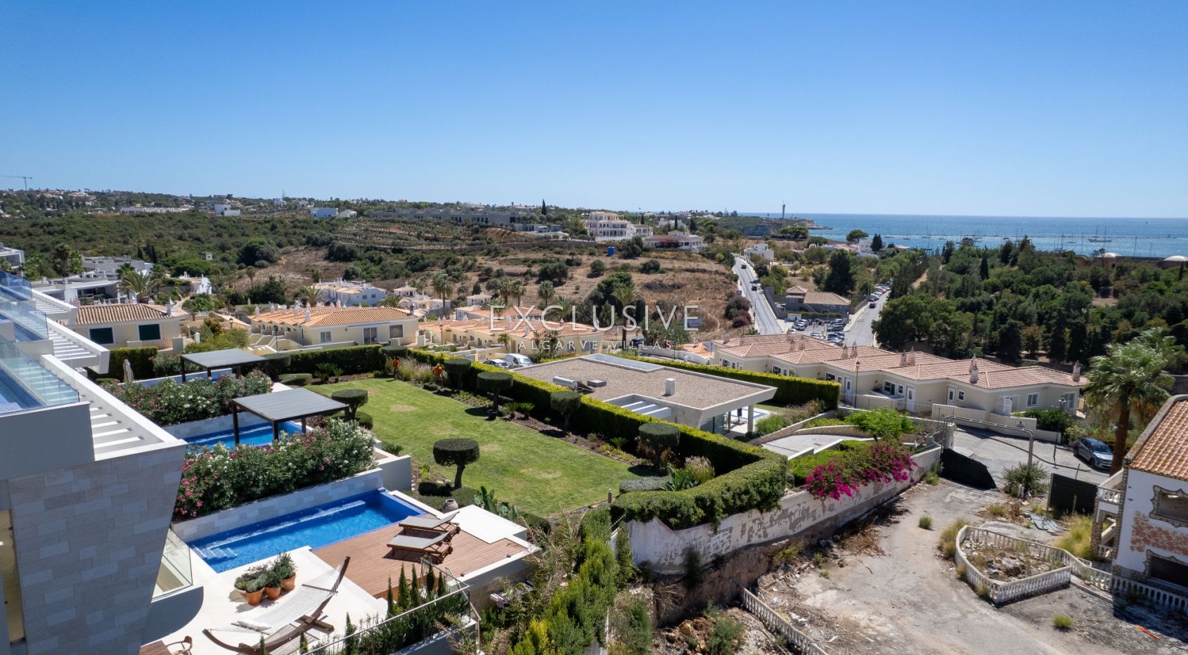 Luxury 3 bedroom seaview apartment with private pool near Ferragudo beach